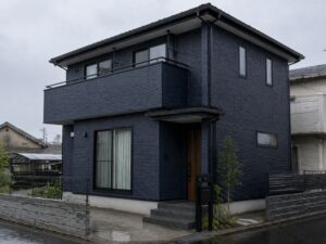 ネイビー・ダークブルーの外壁サイディング戸建て住宅