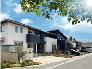 青空の下に並ぶモダンな戸建て住宅街