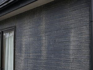 ダーク系サイディング外壁の色褪せ