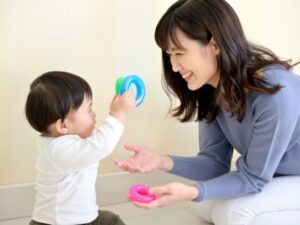 安心・安全な住環境で過ごす親子イメージ