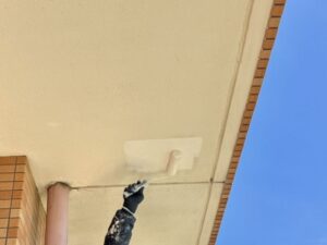 付帯部(軒天)塗装の施工風景