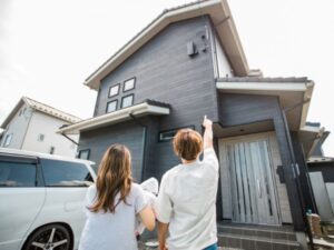 外壁塗装の仕上がりをチェックする夫婦