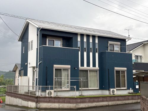 宮崎市の外壁塗装が完了！既存の配色を活かしたネイビー×ホワイトの外観｜N様邸